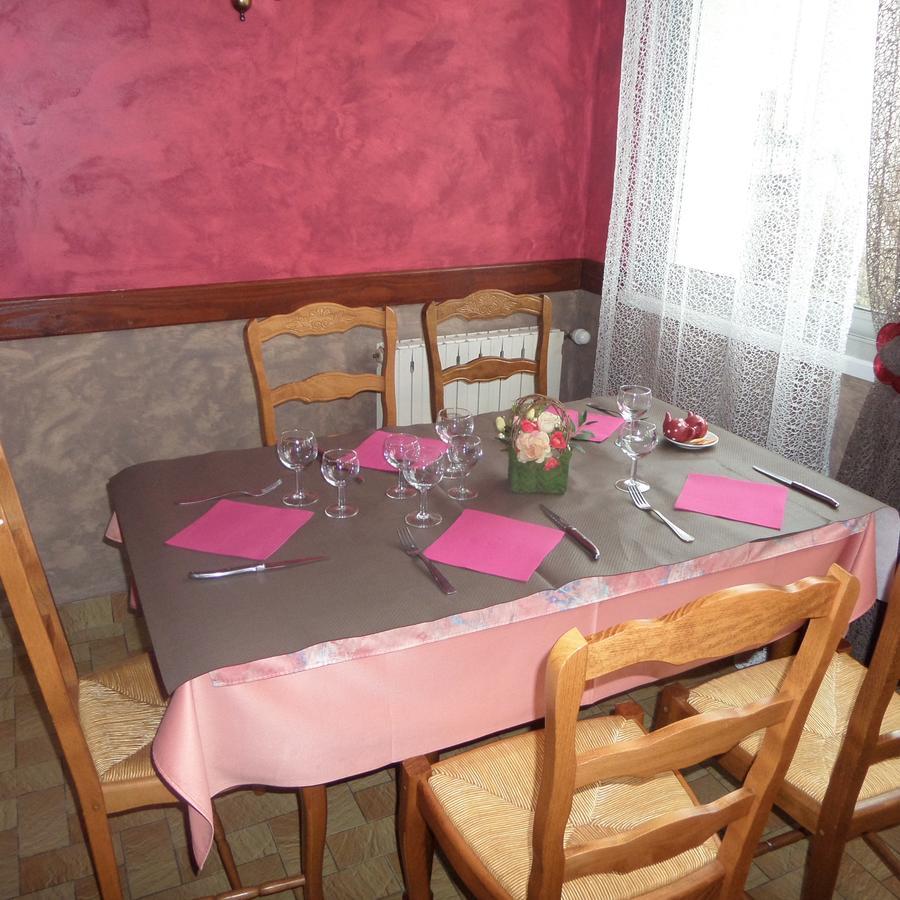 Hotel Restaurant La Renaissance Saint-Cirgues-en-Montagne Bagian luar foto